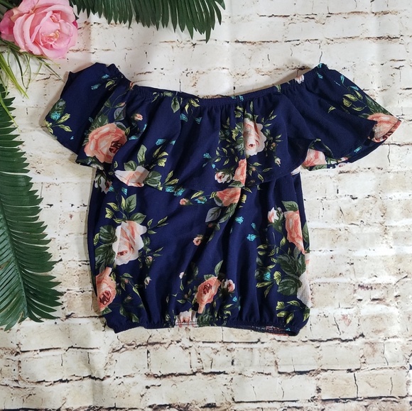 Crop Top Ruffle Off Shoulder - Picture 2 of 3